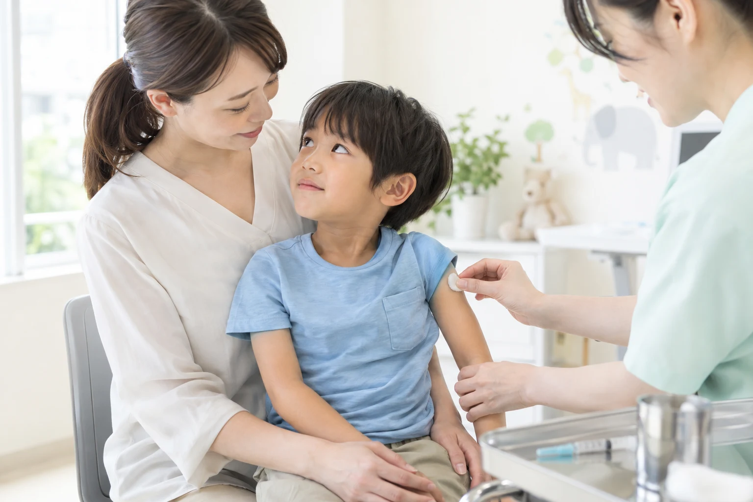 保護者に寄り添われて予防接種の準備をするお子さんのイメージ